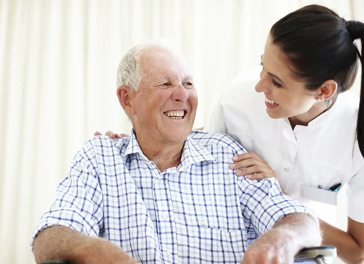 Eine Mitarbeiterin und ein Kind sitzen auf dem Sofa und unterhalten sich
